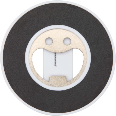 Logotrade werbemittel das Foto: Ain Magnetische Smartphonehalterung  aus recyceltem Kunststoff mit Flaschenöffner