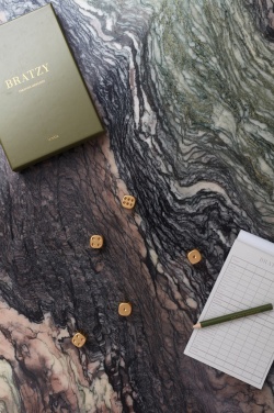 Logo trade meene pilt: VINGA Bratzy kohvilauamäng