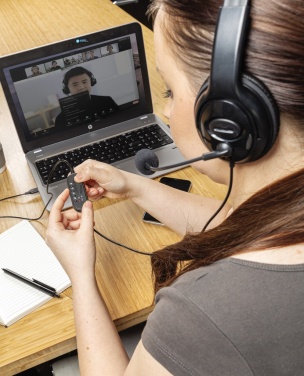 Logo trade firmakingi pilt: Üle kõrva juhtmega töötav peakomplekt