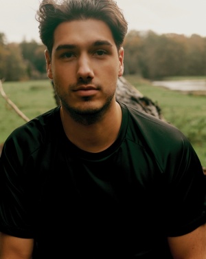 Logo trade meened foto: Iqoniq Tikal taaskasutatud polüestrist kiiresti kuivav spordisärk