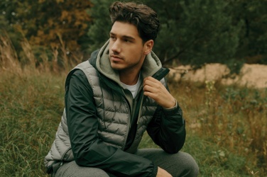 Logo trade meene pilt: Iqoniq Logani taaskasutatud polüestrist tuulejope