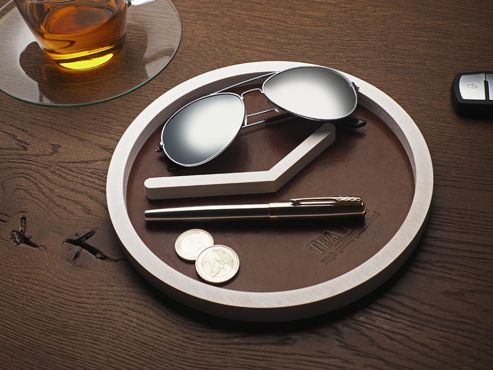 Logotrade meene foto: Puidust nahkse sisuga lauakorrastaja1851121