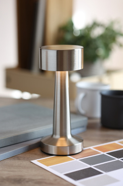 Logotrade firmakingitused pilt: HIERLUZ laetav rauast laualamp