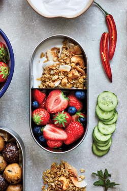 Logotrade firmakingi foto: Black+Blum roostevabast terasest toidukarp