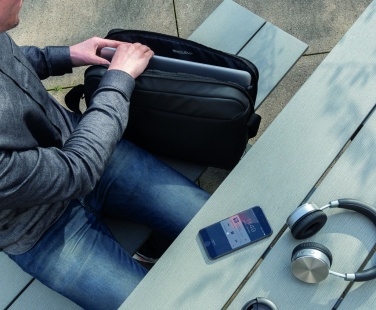 Logotrade mainostuote tuotekuva: Madrid – 15,6" USB-laptoplaukku - RFID - PVC vapaa