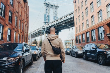 Logotrade mainostuotet kuva: Crescent AWARE™ RPET puolikuun muotoinen crossbody -laukku