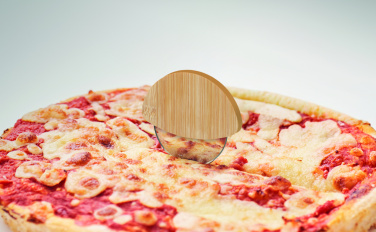 Logotrade profilreklam bild: Rund pizzaskärare av bambu